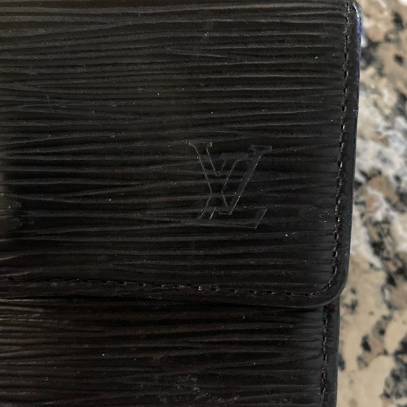 Louis Vuitton VINTAGE Epi 6 Key Holder in a beautiful noir color. - Picture 4 of 12